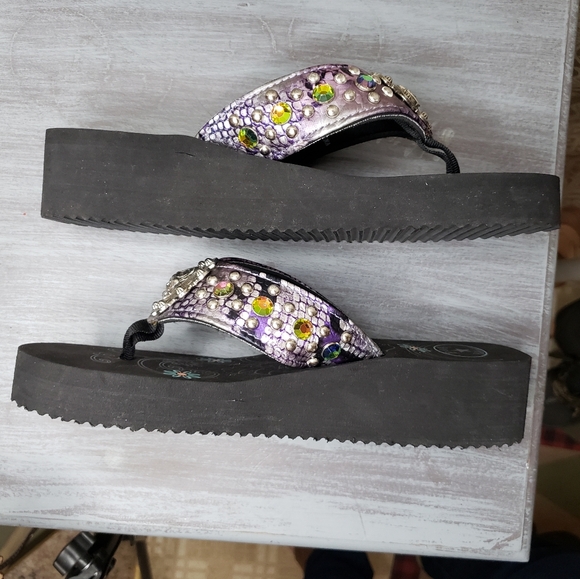 P & G Collection Jeweled Flip-flops w/man kneeling at the cross medallion size 8 - Picture 12 of 13